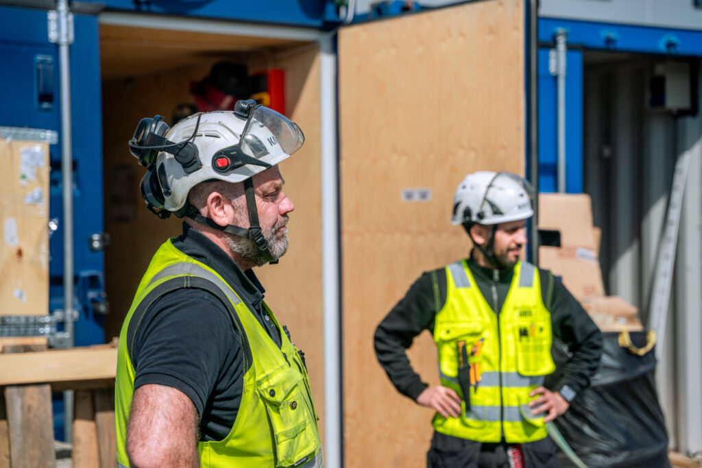Arbeider på byggeplass med Østfold Rør – Rørlegger for proffkunden i Oslo og Østfold.